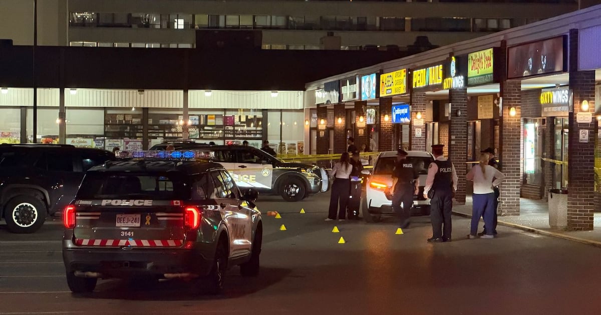 Eine Person nach Schusswechsel zwischen zwei Gruppen in North York ins ...