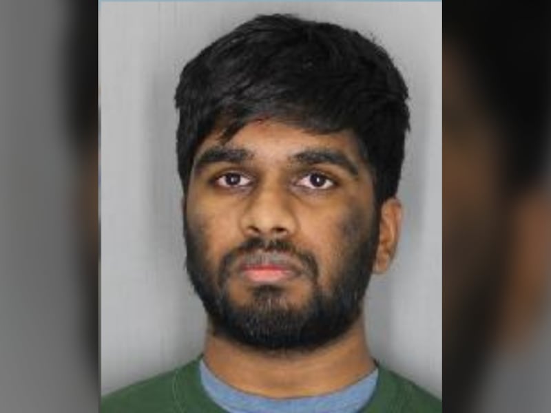 Ontario college employee accused of luring 2 young girls on Snapchat, Reddit