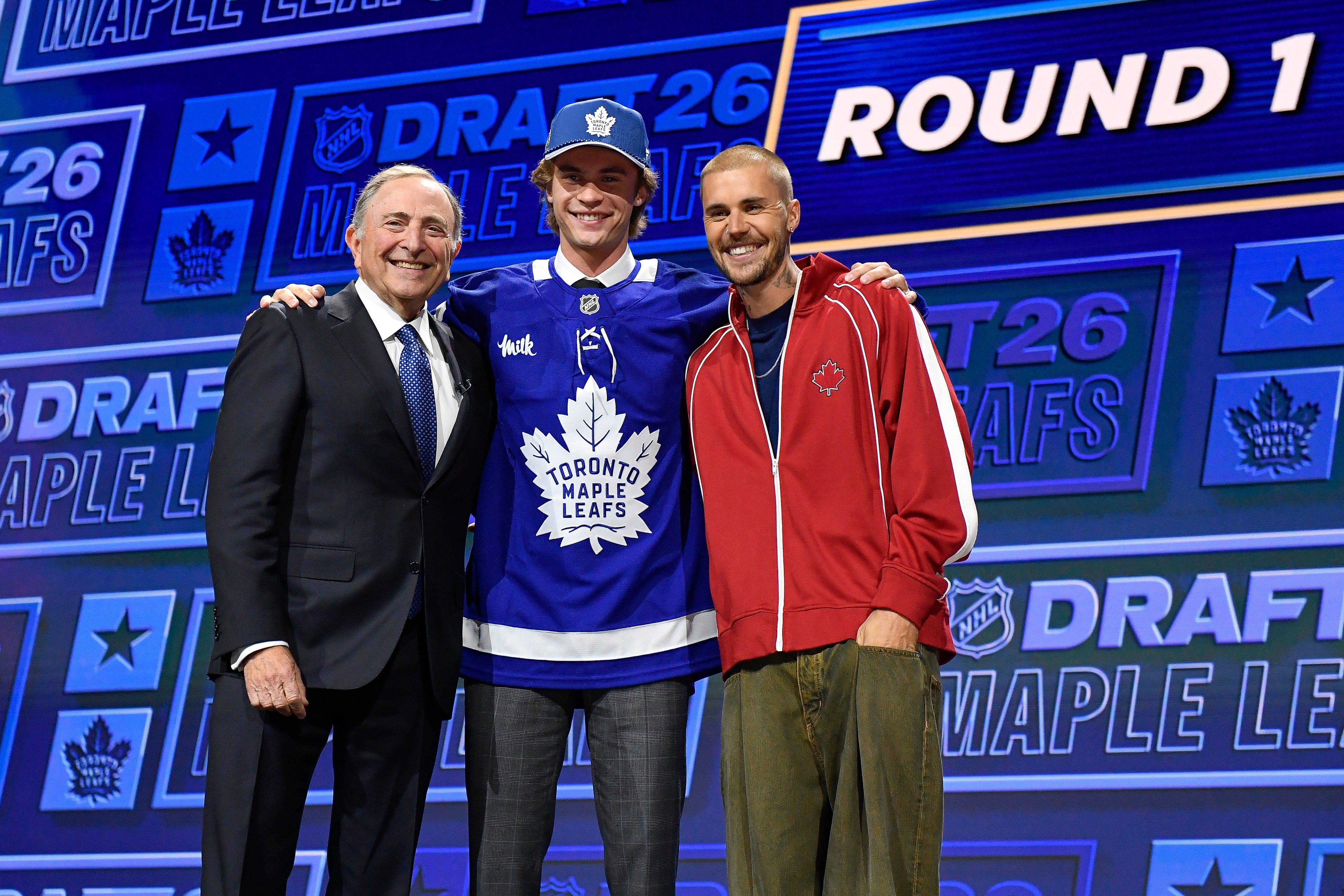 Gavin McKenna with Gary Bettman and Justin Bieber after being drafted by Toronto