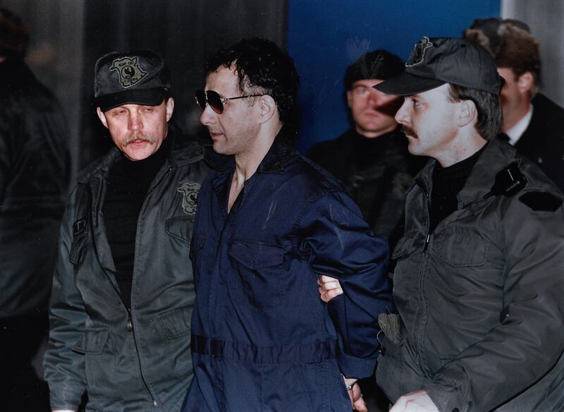 Allan Legere is escorted from the RCMP detachment in what is now Miramichi, N.B., on Nov. 24, 1989. (THE CANADIAN PRESS/Andrew Vaughan)