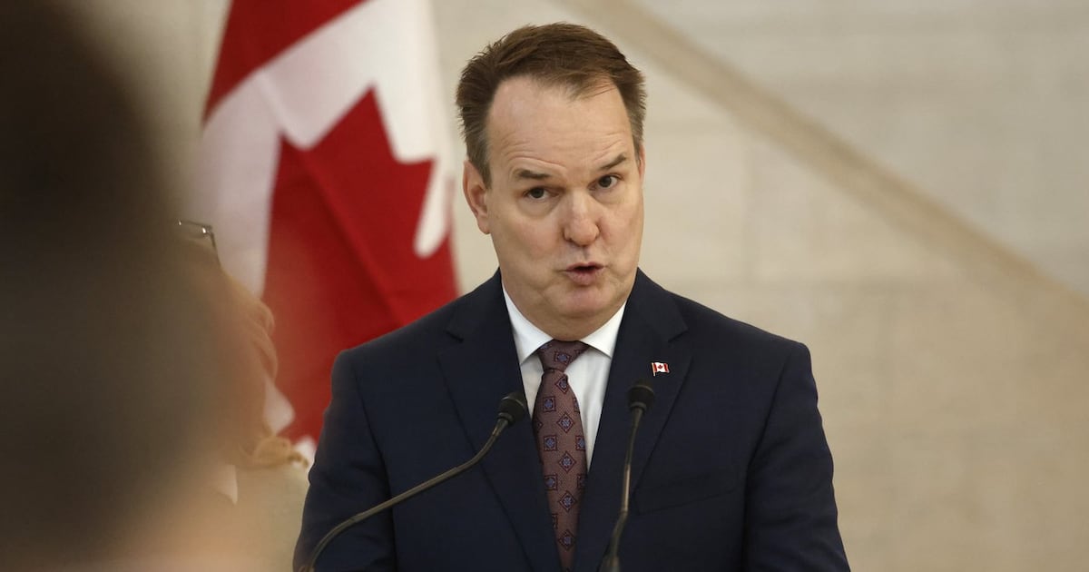 Transport minister won't guarantee prices won't go up after airport privatization