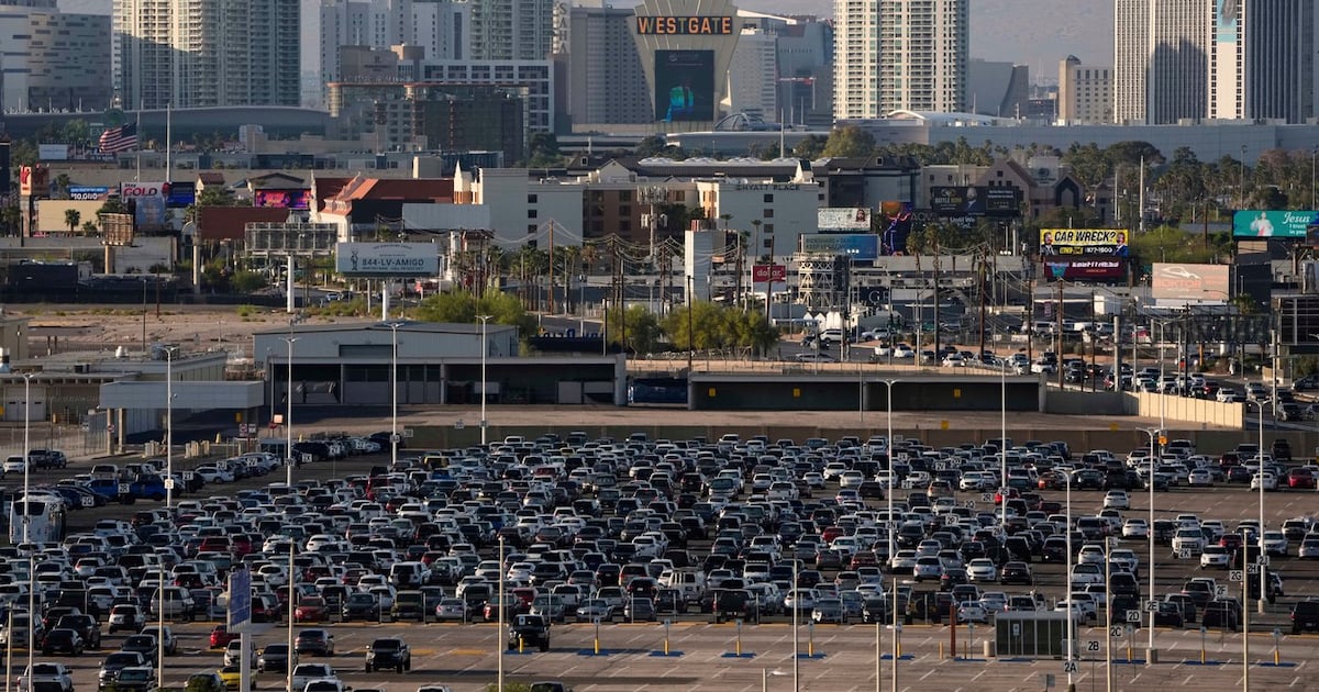 Privatjet gerät am Flughafen Las Vegas von der Landebahn ab und prallt ...