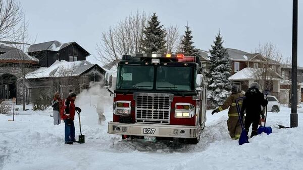 ‘There’s people ready to help’: Winnipeg neighbours help fire truck stuck in the snow