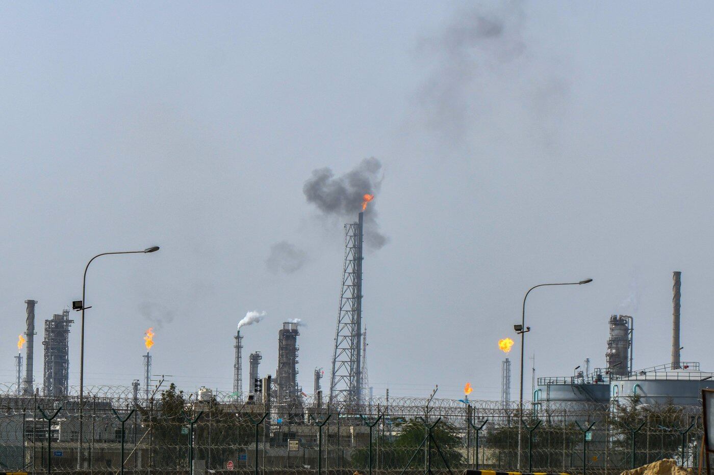 US Strikes Hit Bridges and Port Tower in Iran for Seventh Night