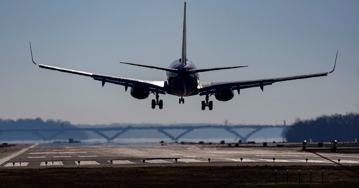 How to eat and drink to minimize jet lag