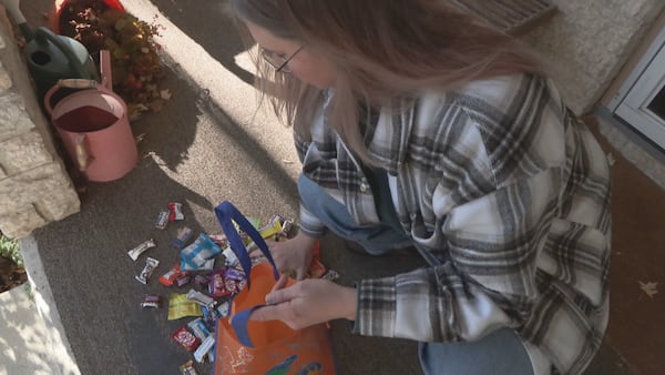 Winnipeg woman makes surprise discovery in her kids’ Halloween candy