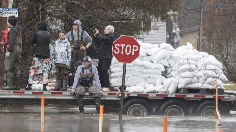 Ontario and Quebec communities continue sandbagging as forecast calls for rain