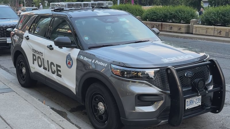 Man taken to hospital after stabbing in downtown Toronto, 2 people arrested