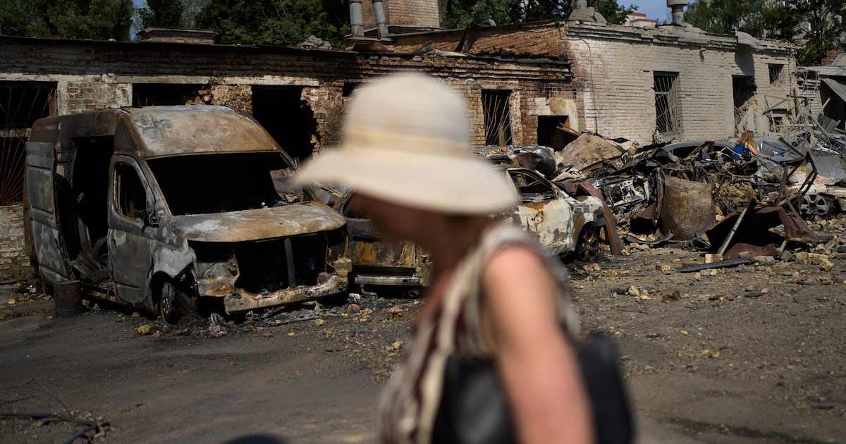 Russian and Ukrainian attacks kill 10