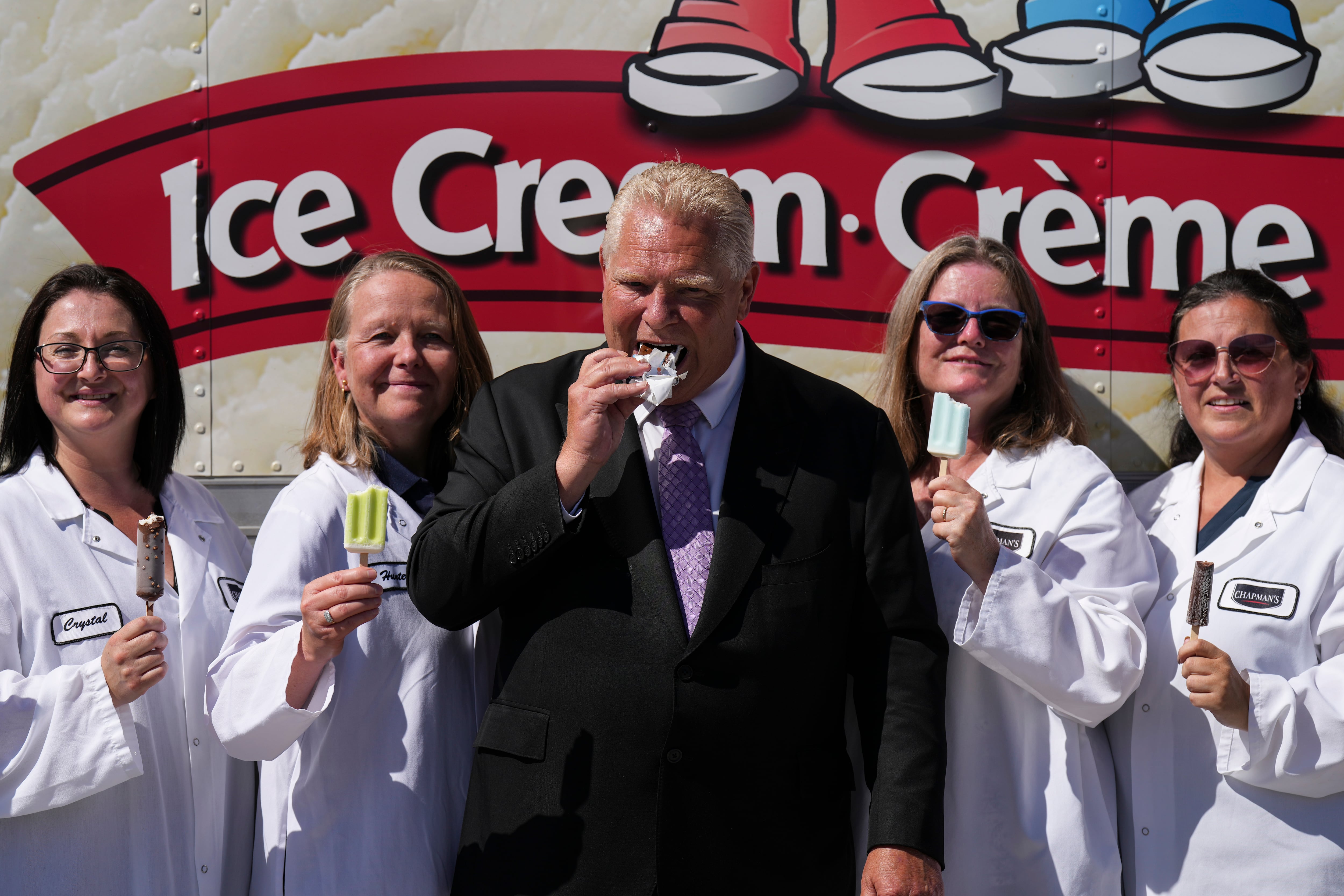 V*r様 Church’s 三都市　UK5 chapman Doug Ford eats Chapman's ice cream bar as he takes reporter