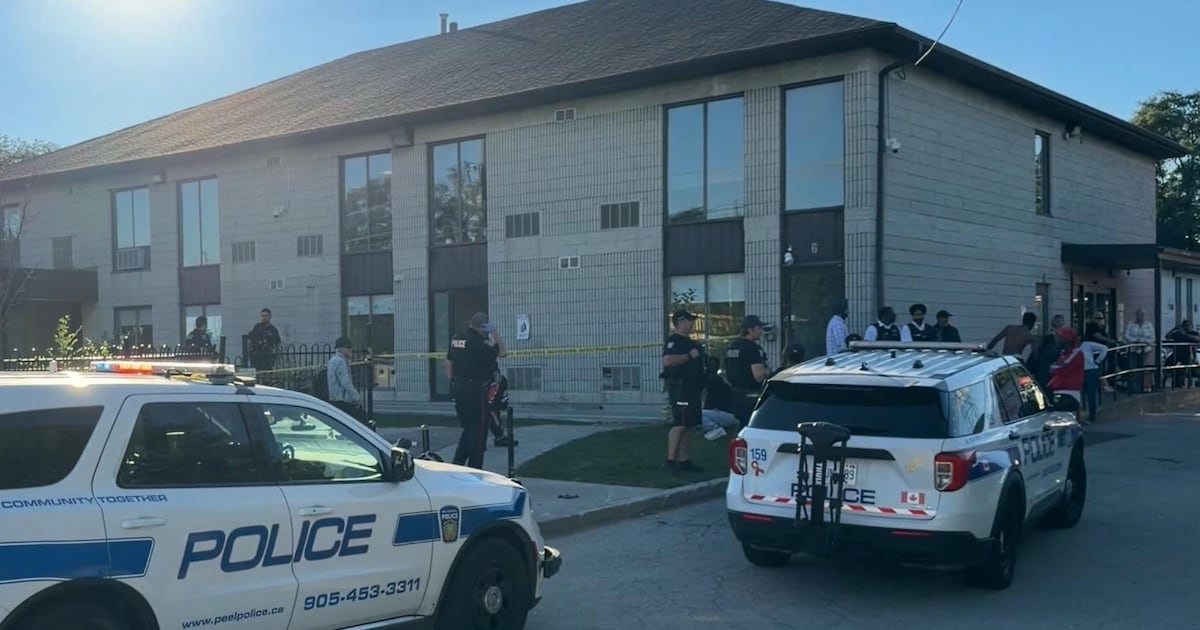 Suspect arrested after man stabbed in neck in Mississauga